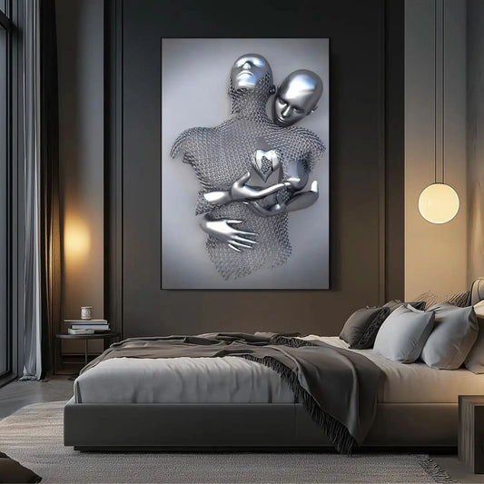 Silhouette en maille enlacée par un corps argenté portant un cœur, dans un tableau abstrait gris montrant amour et sérénité.