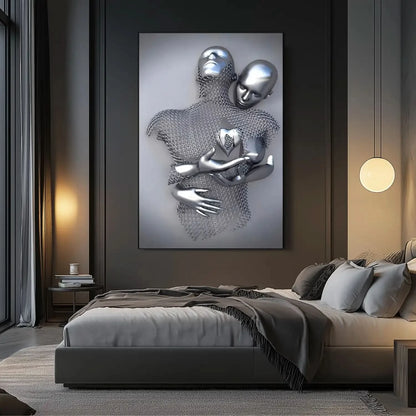 Silhouette en maille enlacée par un corps argenté portant un cœur, dans un tableau abstrait gris montrant amour et sérénité.