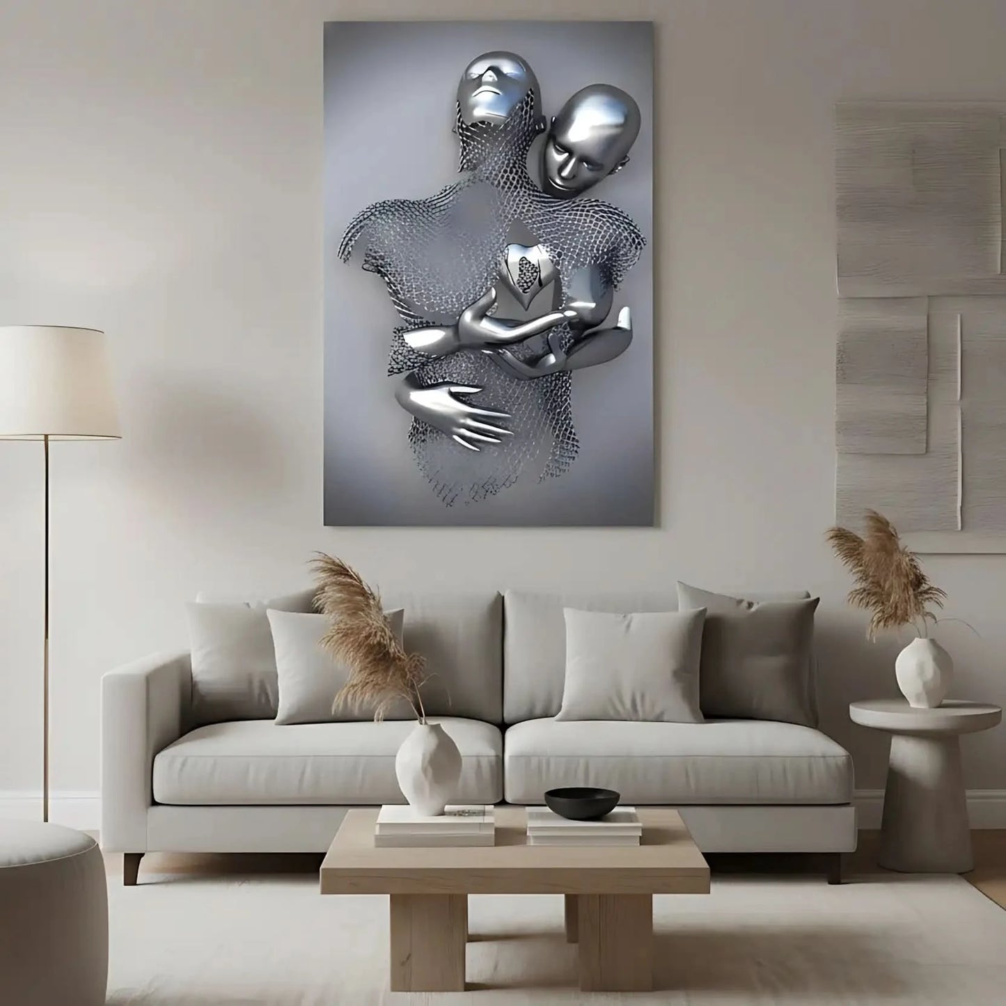 Silhouette en maille enlacée par un corps argenté portant un coeur, dans un tableau abstrait gris montrant amour et sérénité.