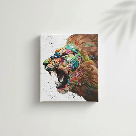 Lion majestueux en street art, crinière multicolore, énergie urbaine pour salon moderne ou bureau créatif.