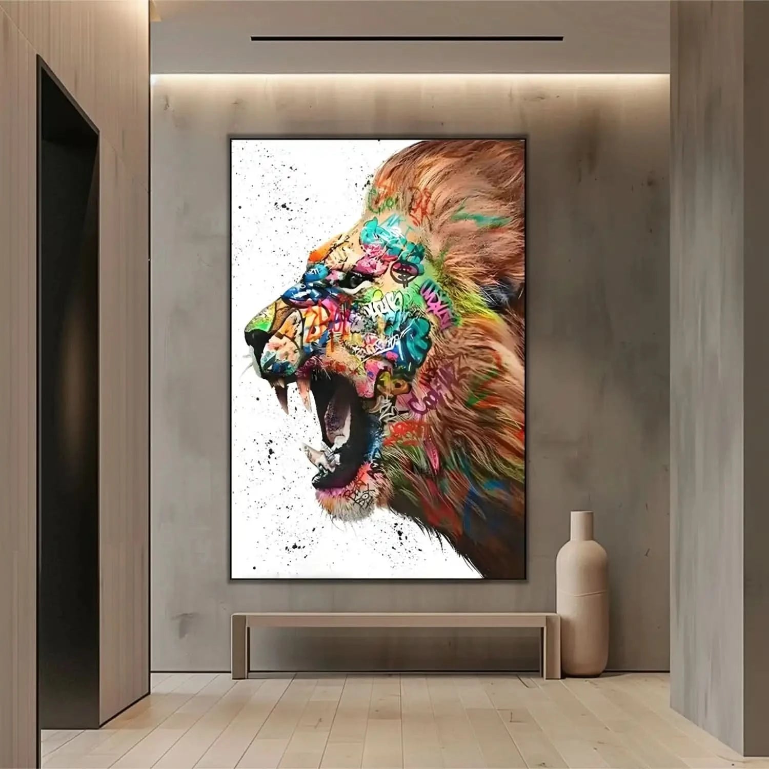 Lion majestueux en street art, crinière multicolore, énergie urbaine pour salon moderne ou bureau créatif.