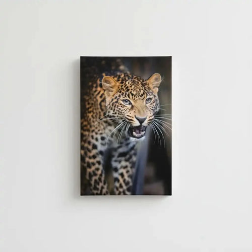 Portrait captivant d'un léopard féroce avec pelage tacheté brun et noir, regard intense, idéal pour salon ou bureau.