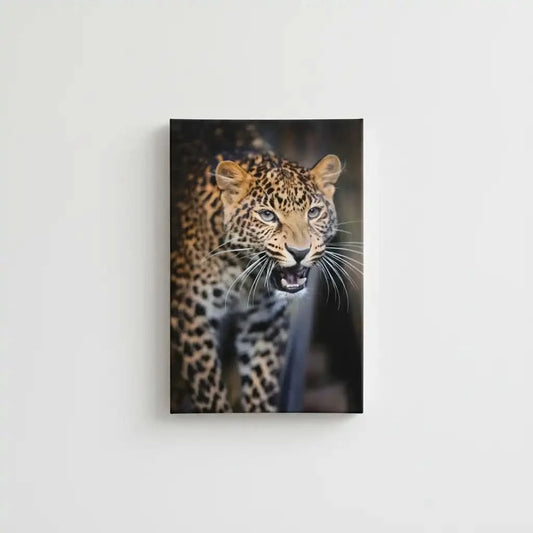 Portrait captivant d'un léopard féroce avec pelage tacheté brun et noir, regard intense, idéal pour salon ou bureau.