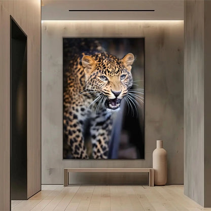 Portrait captivant d'un léopard féroce avec pelage tacheté brun et noir, regard intense, idéal pour salon ou bureau.