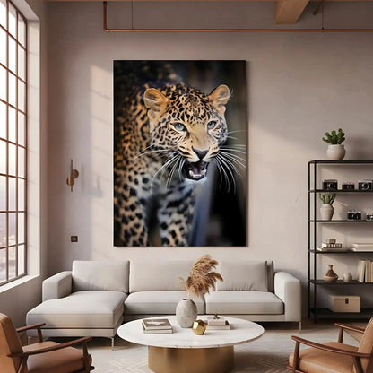 Portrait captivant d'un léopard féroce avec pelage tacheté brun et noir, regard intense, idéal pour salon ou bureau.