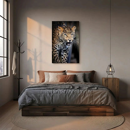 Portrait captivant d'un léopard féroce avec pelage tacheté brun et noir, regard intense, idéal pour salon ou bureau.