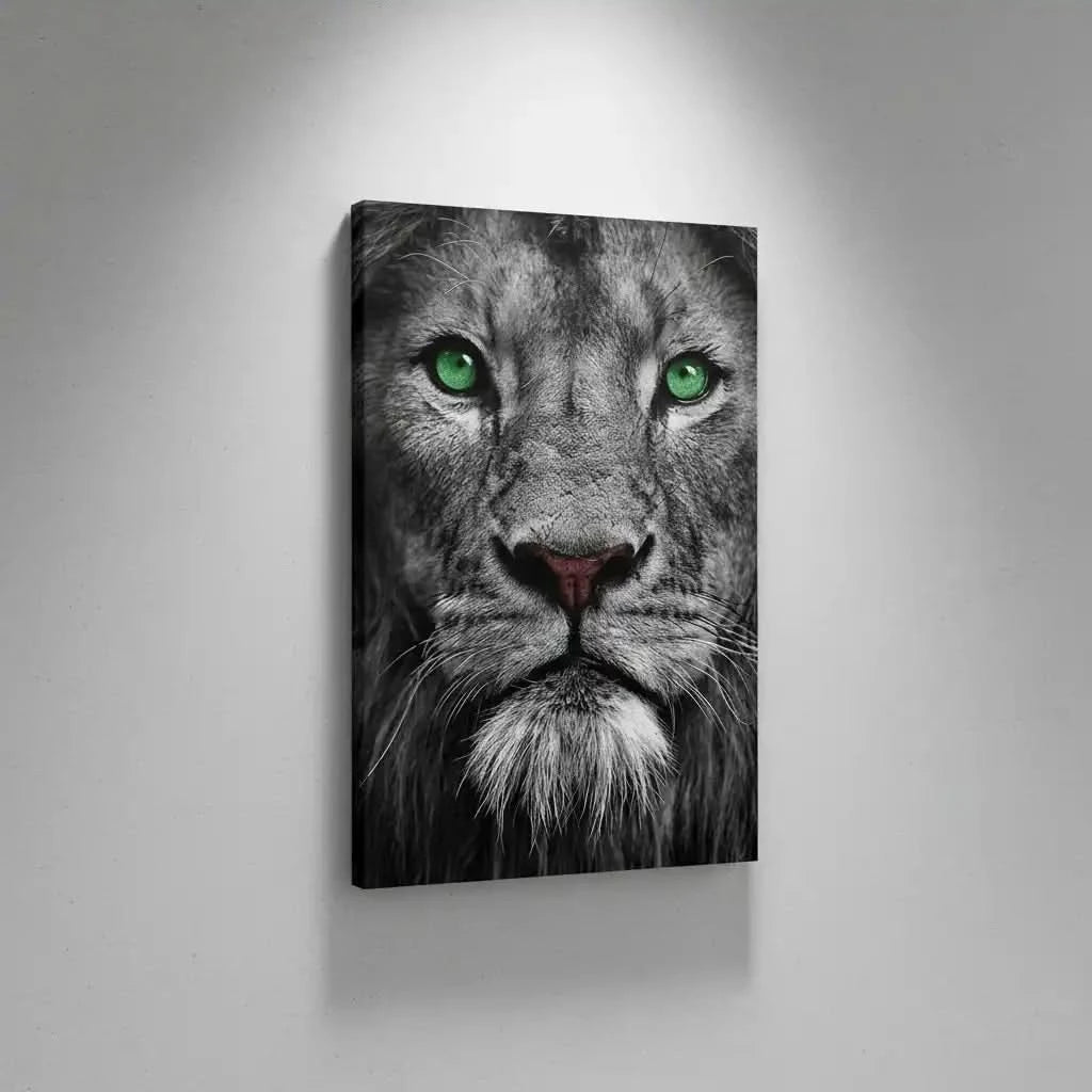 Portrait de lion en noir et blanc avec yeux verts émeraude, ambiance puissante et mystérieuse pour salon ou bureau.