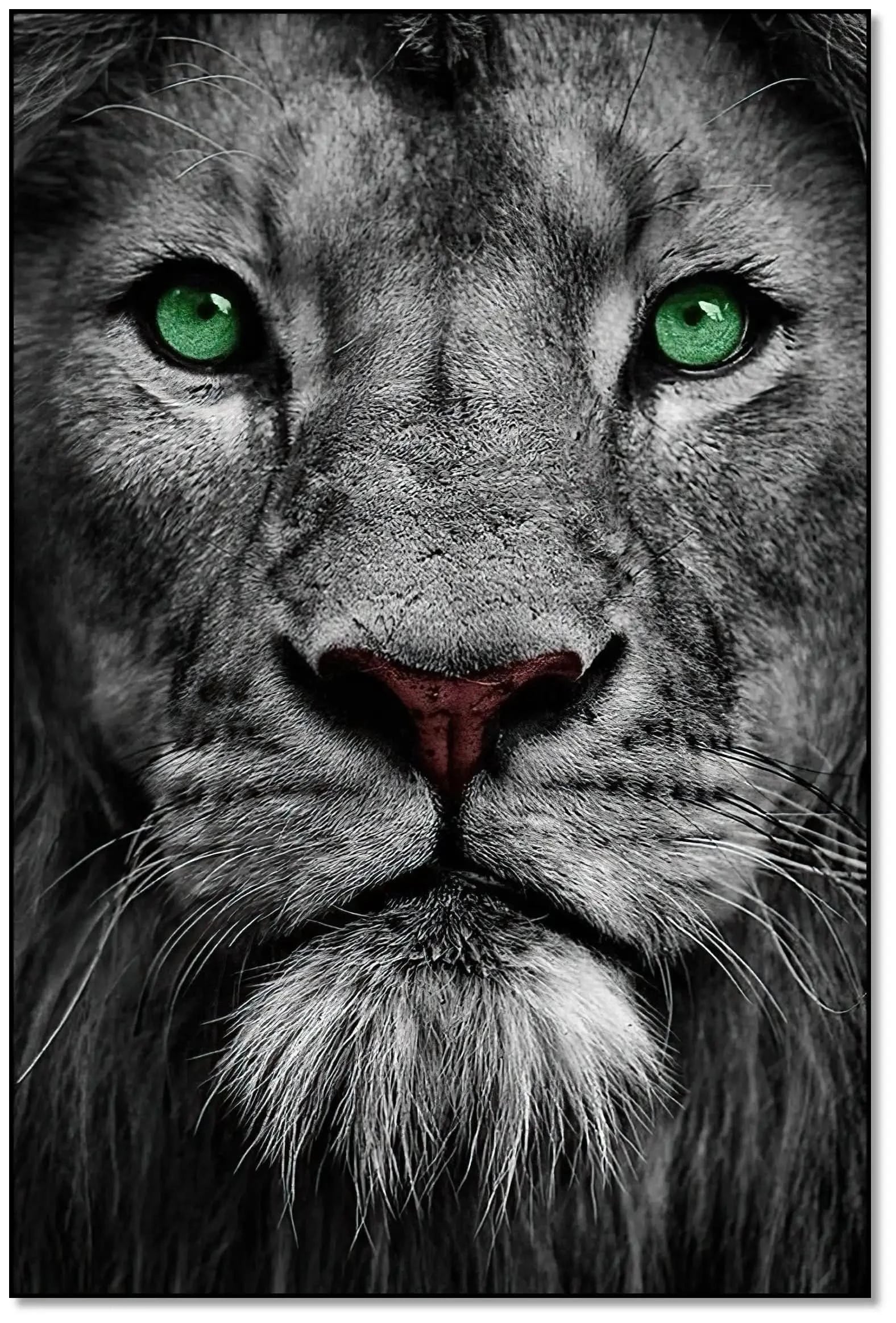 Portrait de lion en noir et blanc avec yeux verts émeraude, ambiance puissante et mystérieuse pour salon ou bureau.