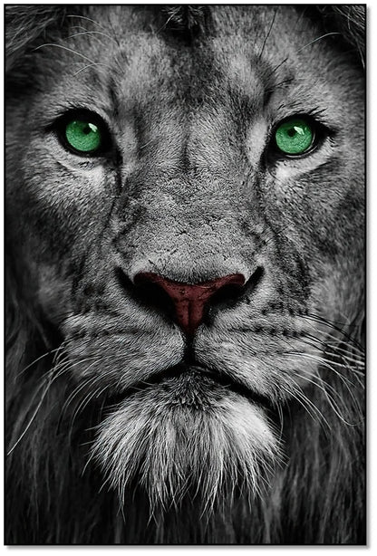 Portrait de lion en noir et blanc avec yeux verts émeraude, ambiance puissante et mystérieuse pour salon ou bureau.