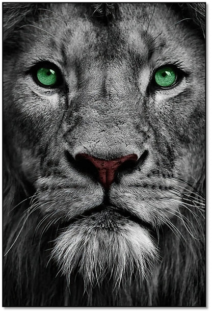 Portrait de lion en noir et blanc avec yeux verts émeraude, ambiance puissante et mystérieuse pour salon ou bureau.