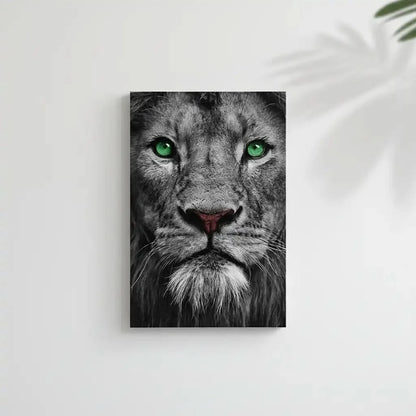 Portrait de lion en noir et blanc avec yeux verts émeraude, ambiance puissante et mystérieuse pour salon ou bureau.