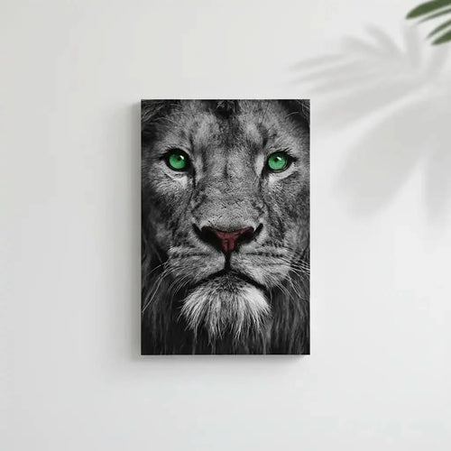 Portrait de lion en noir et blanc avec yeux verts émeraude, ambiance puissante et mystérieuse pour salon ou bureau.