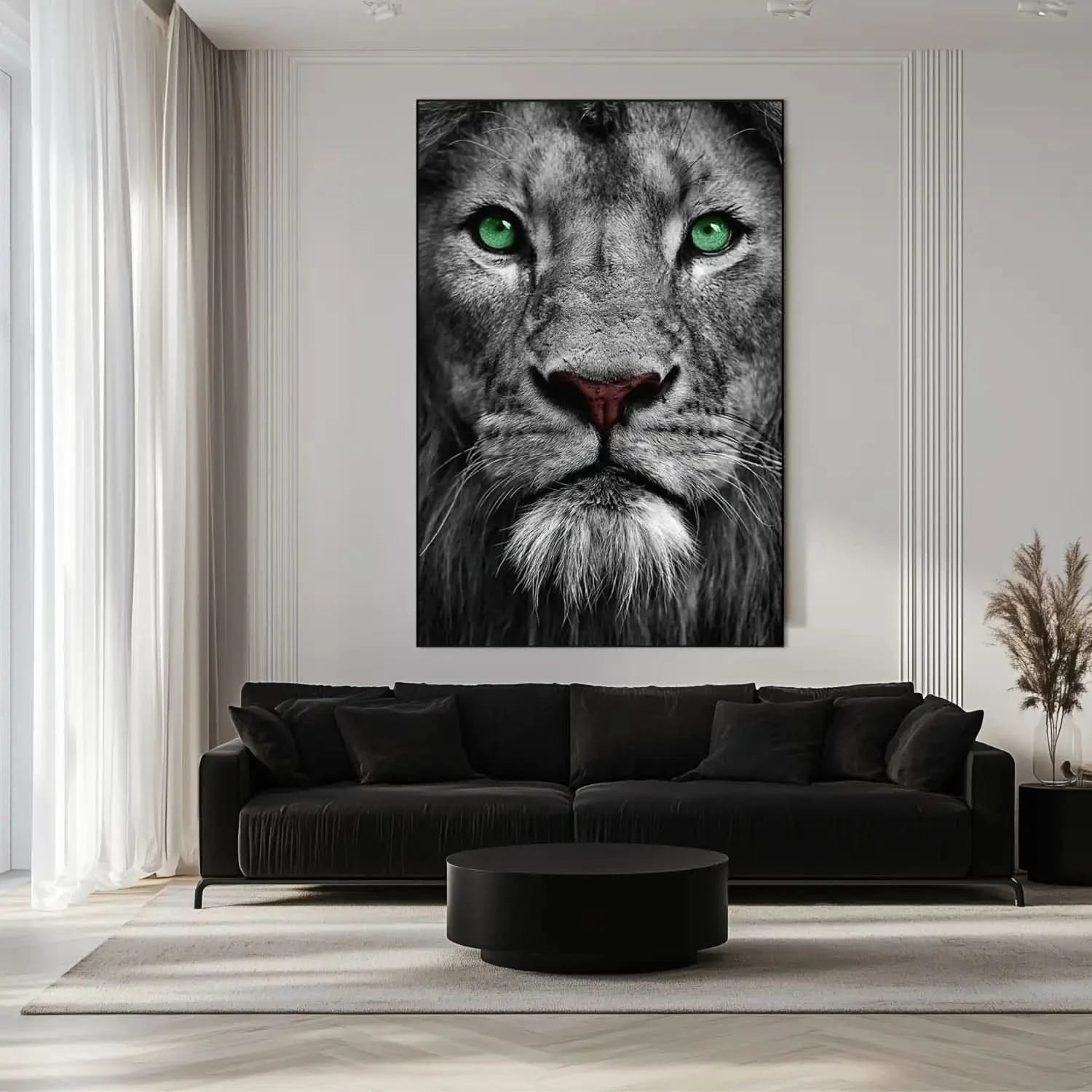 Portrait de lion en noir et blanc avec yeux verts émeraude, ambiance puissante et mystérieuse pour salon ou bureau.
