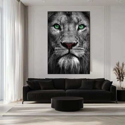 Portrait de lion en noir et blanc avec yeux verts émeraude, ambiance puissante et mystérieuse pour salon ou bureau.