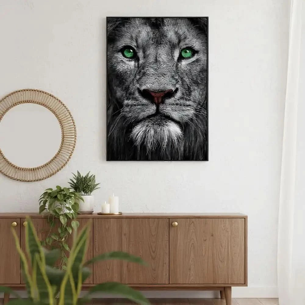 Portrait de lion en noir et blanc avec yeux verts émeraude, ambiance puissante et mystérieuse pour salon ou bureau.