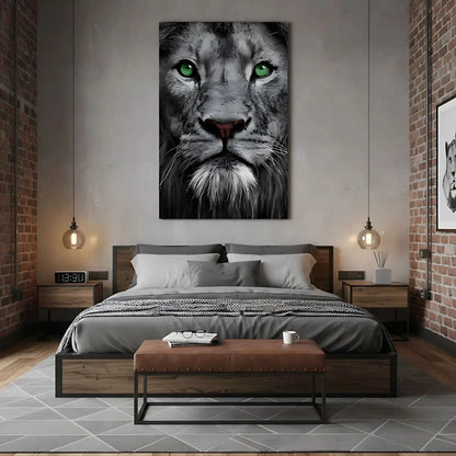 Portrait de lion en noir et blanc avec yeux verts émeraude, ambiance puissante et mystérieuse pour salon ou bureau.