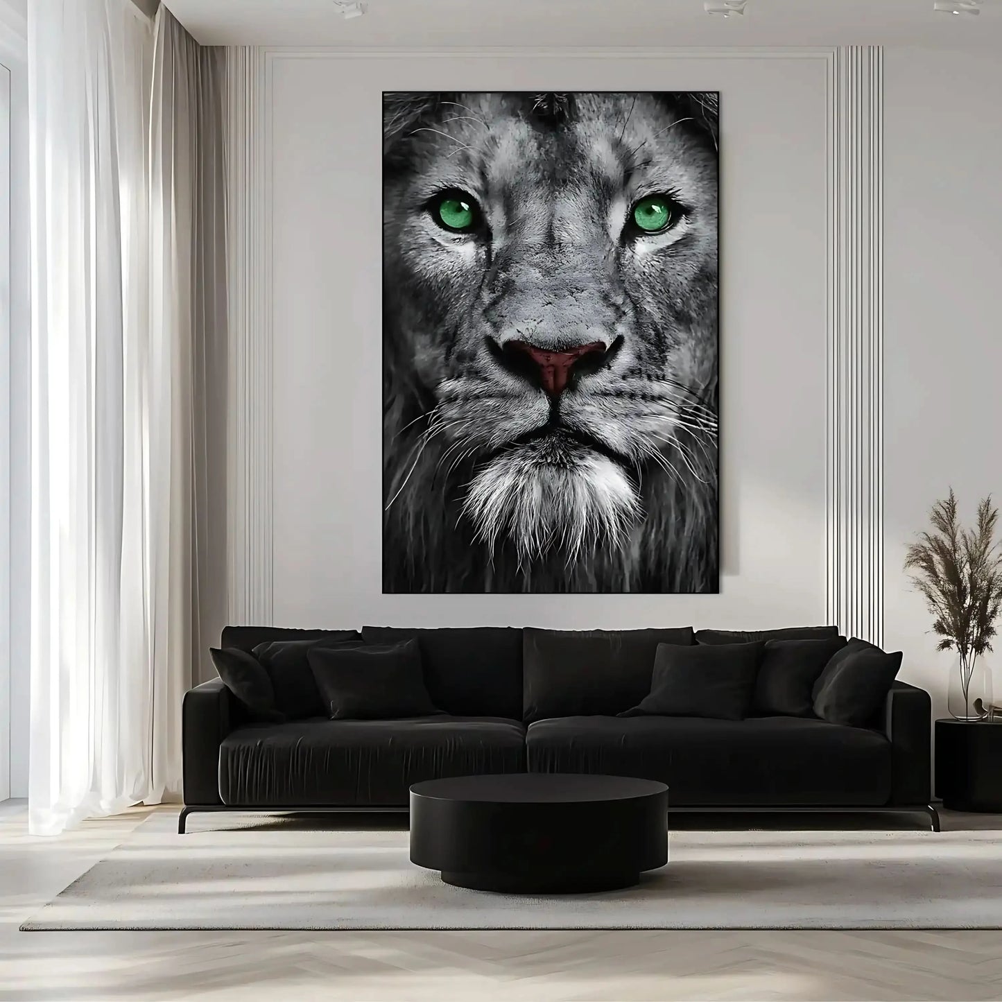 Portrait de lion en noir et blanc avec yeux verts émeraude, ambiance puissante et mystérieuse pour salon ou bureau.