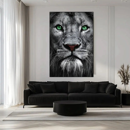 Portrait de lion en noir et blanc avec yeux verts émeraude, ambiance puissante et mystérieuse pour salon ou bureau.