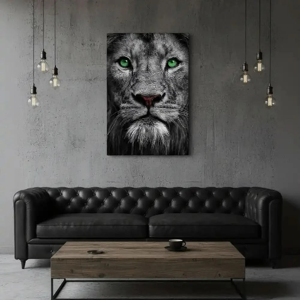 Portrait de lion en noir et blanc avec yeux verts émeraude, ambiance puissante et mystérieuse pour salon ou bureau.