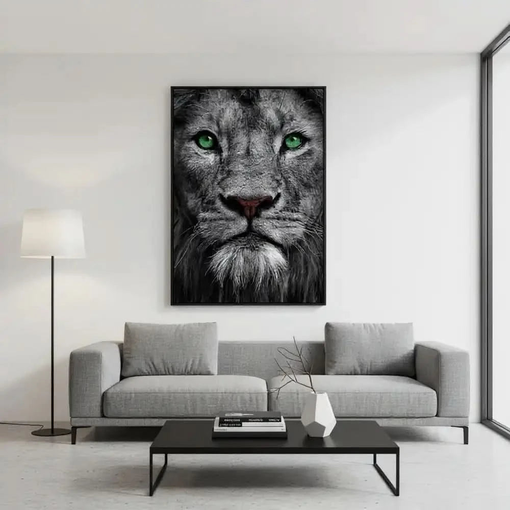 Portrait de lion en noir et blanc avec yeux verts émeraude, ambiance puissante et mystérieuse pour salon ou bureau.