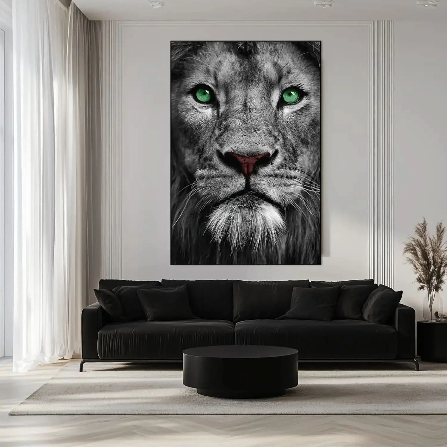 Portrait de lion en noir et blanc avec yeux verts émeraude, ambiance puissante et mystérieuse pour salon ou bureau.