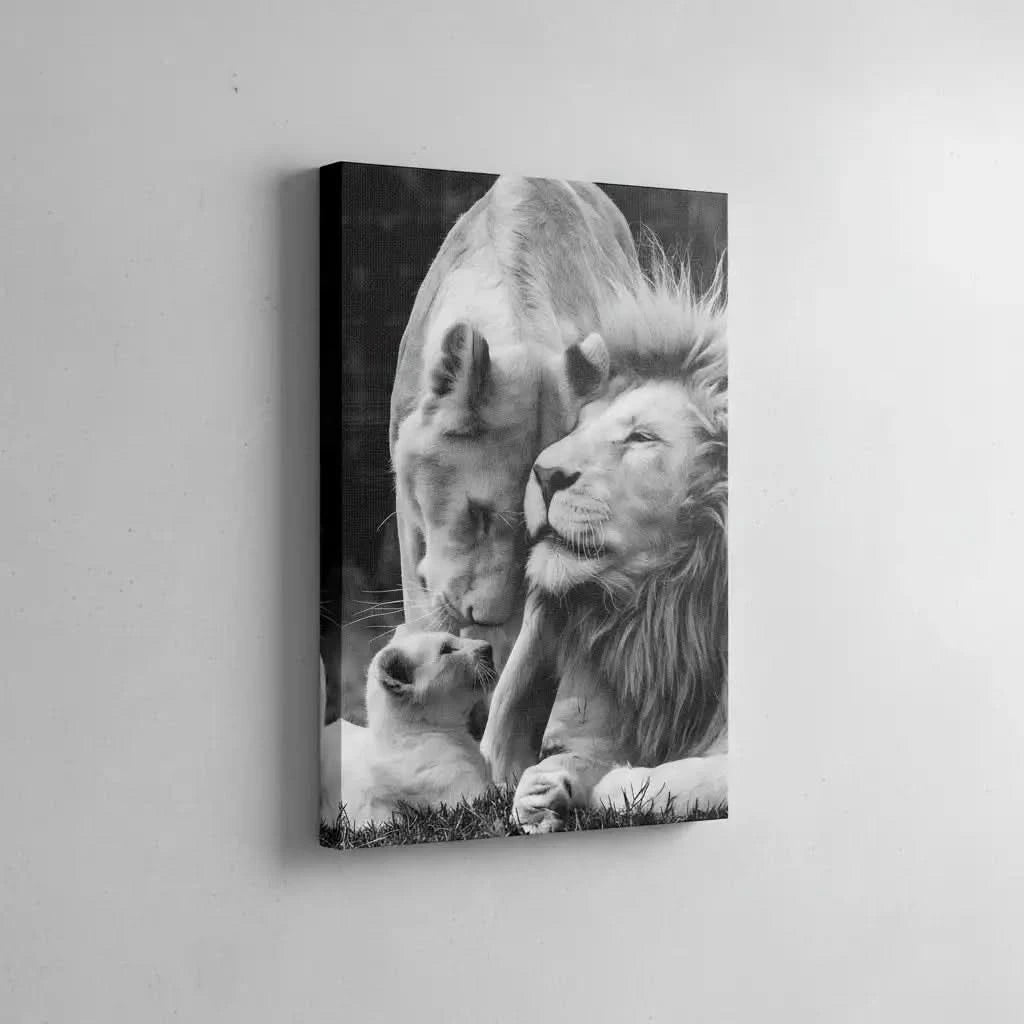 Scène en noir et blanc d'une famille de lions, tendresse et harmonie, ambiance sereine pour salon ou bureau.