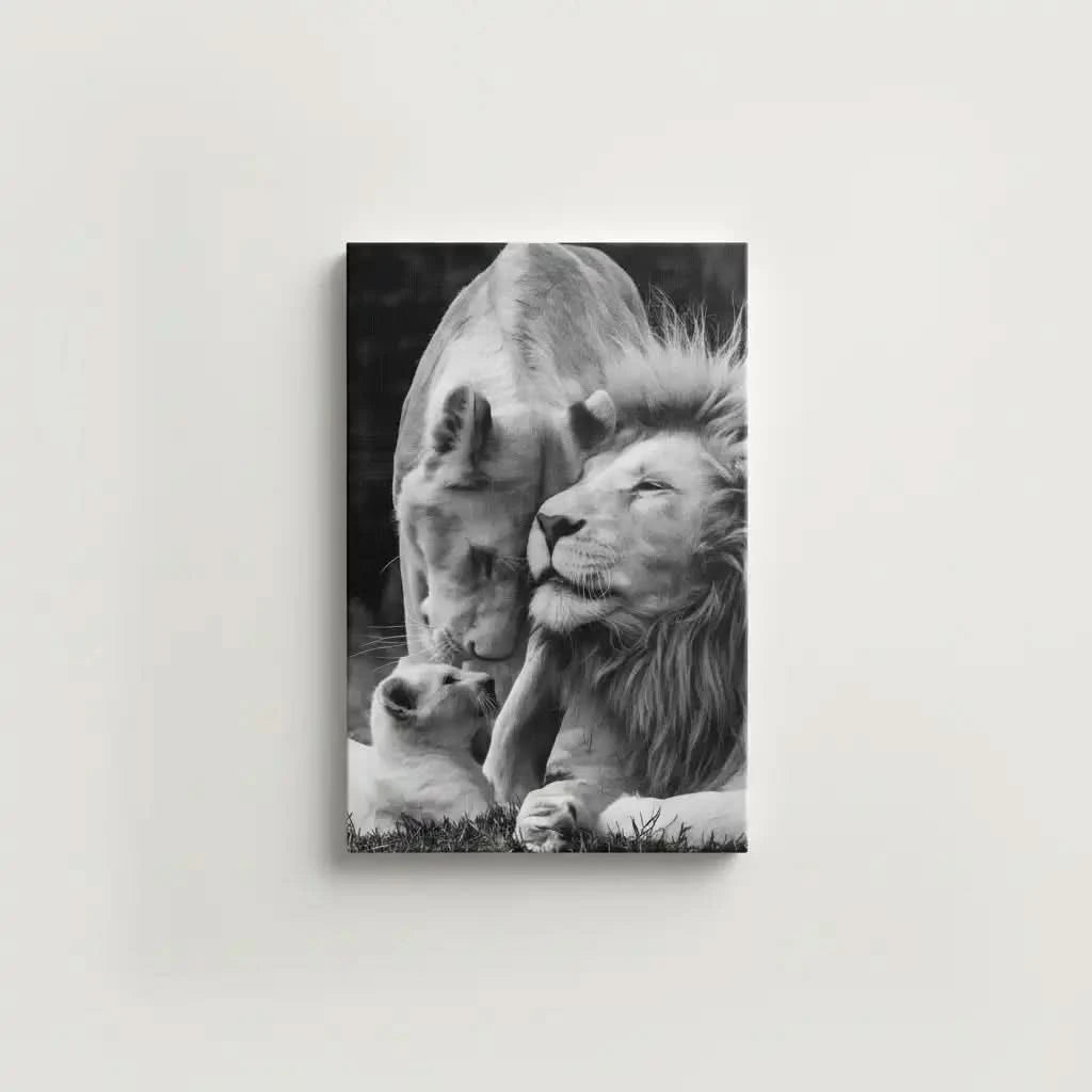 Scène en noir et blanc d'une famille de lions, tendresse et harmonie, ambiance sereine pour salon ou bureau.