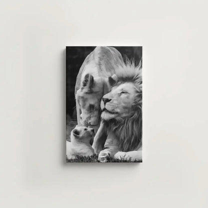 Scène en noir et blanc d'une famille de lions, tendresse et harmonie, ambiance sereine pour salon ou bureau.