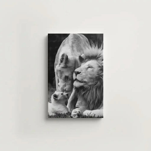 Scène en noir et blanc d'une famille de lions, tendresse et harmonie, ambiance sereine pour salon ou bureau.