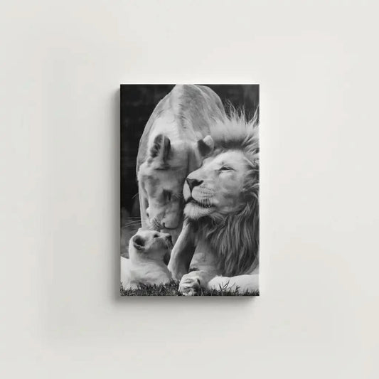 Scène en noir et blanc d'une famille de lions, tendresse et harmonie, ambiance sereine pour salon ou bureau.