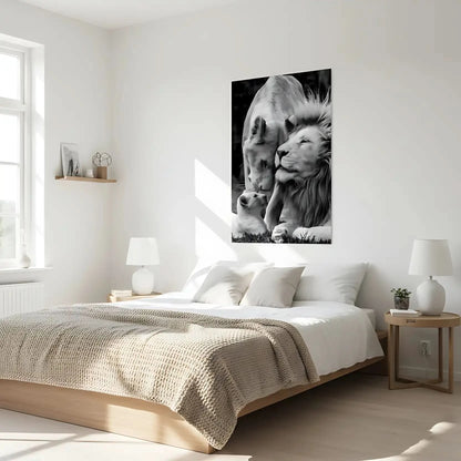 Scène en noir et blanc d'une famille de lions, tendresse et harmonie, ambiance sereine pour salon ou bureau.