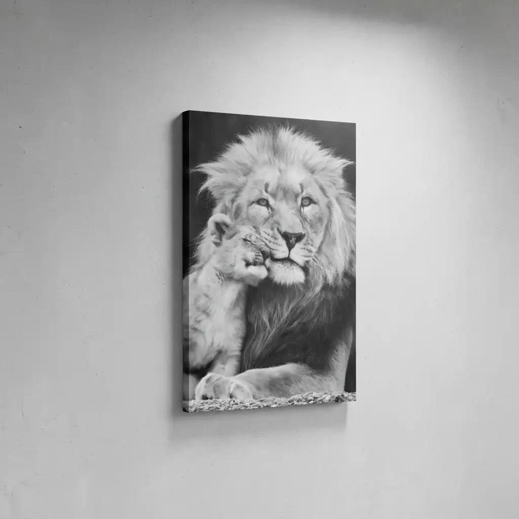 Portrait en noir et blanc d'un lion et son lionceau, tendresse animale, ambiance sereine pour salon ou bureau.
