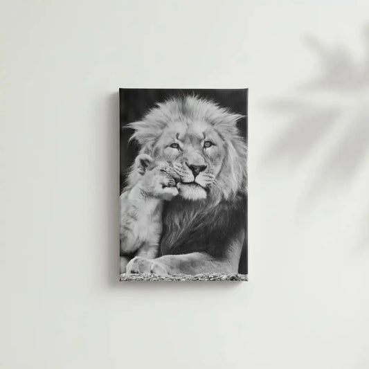 Portrait en noir et blanc d'un lion et son lionceau, tendresse animale, ambiance sereine pour salon ou bureau.