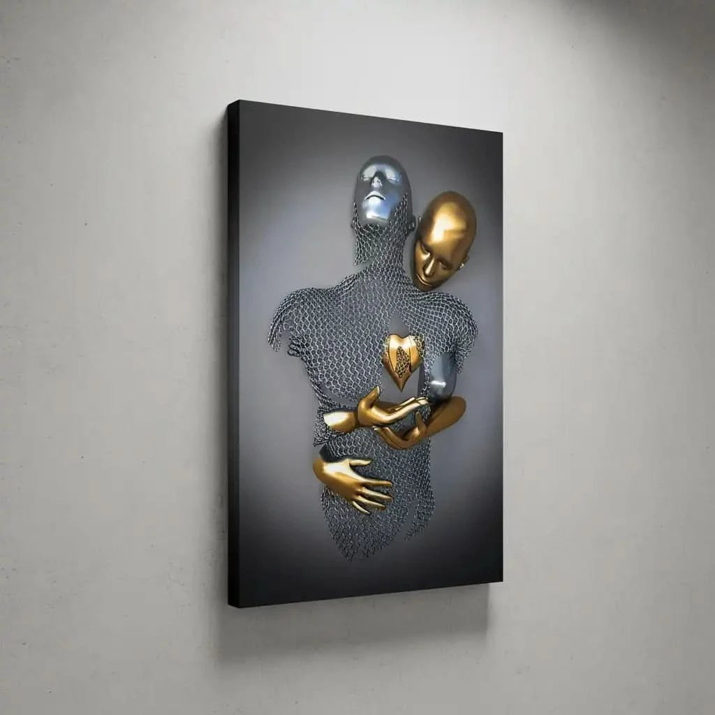 Silhouette maillée enlacée à un partenaire doré tenant un coeur; argent et or se mêlent dans une toile abstraite luxueuse.