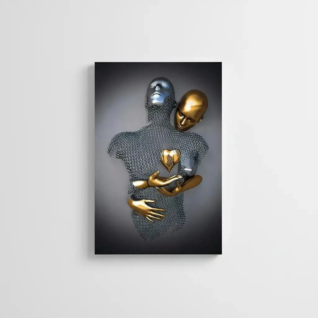 Silhouette maillée enlacée à un partenaire doré tenant un coeur; argent et or se mêlent dans une toile abstraite luxueuse.
