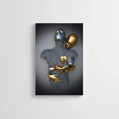 Silhouette maillée enlacée à un partenaire doré tenant un coeur; argent et or se mêlent dans une toile abstraite luxueuse.