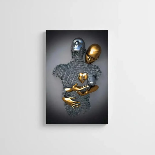 Silhouette maillée enlacée à un partenaire doré tenant un coeur; argent et or se mêlent dans une toile abstraite luxueuse.