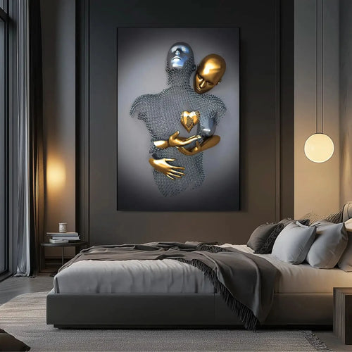 Silhouette maillée enlacée à un partenaire doré tenant un cœur; argent et or se mêlent dans une toile abstraite luxueuse.