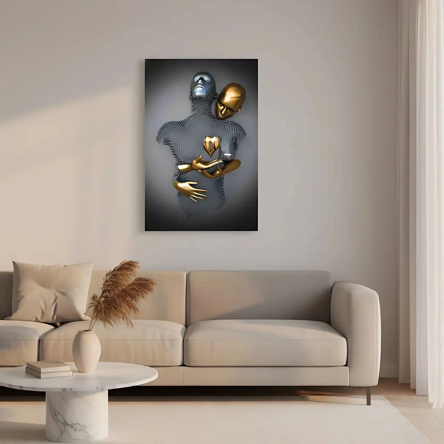 Silhouette maillée enlacée à un partenaire doré tenant un coeur; argent et or se mêlent dans une toile abstraite luxueuse.