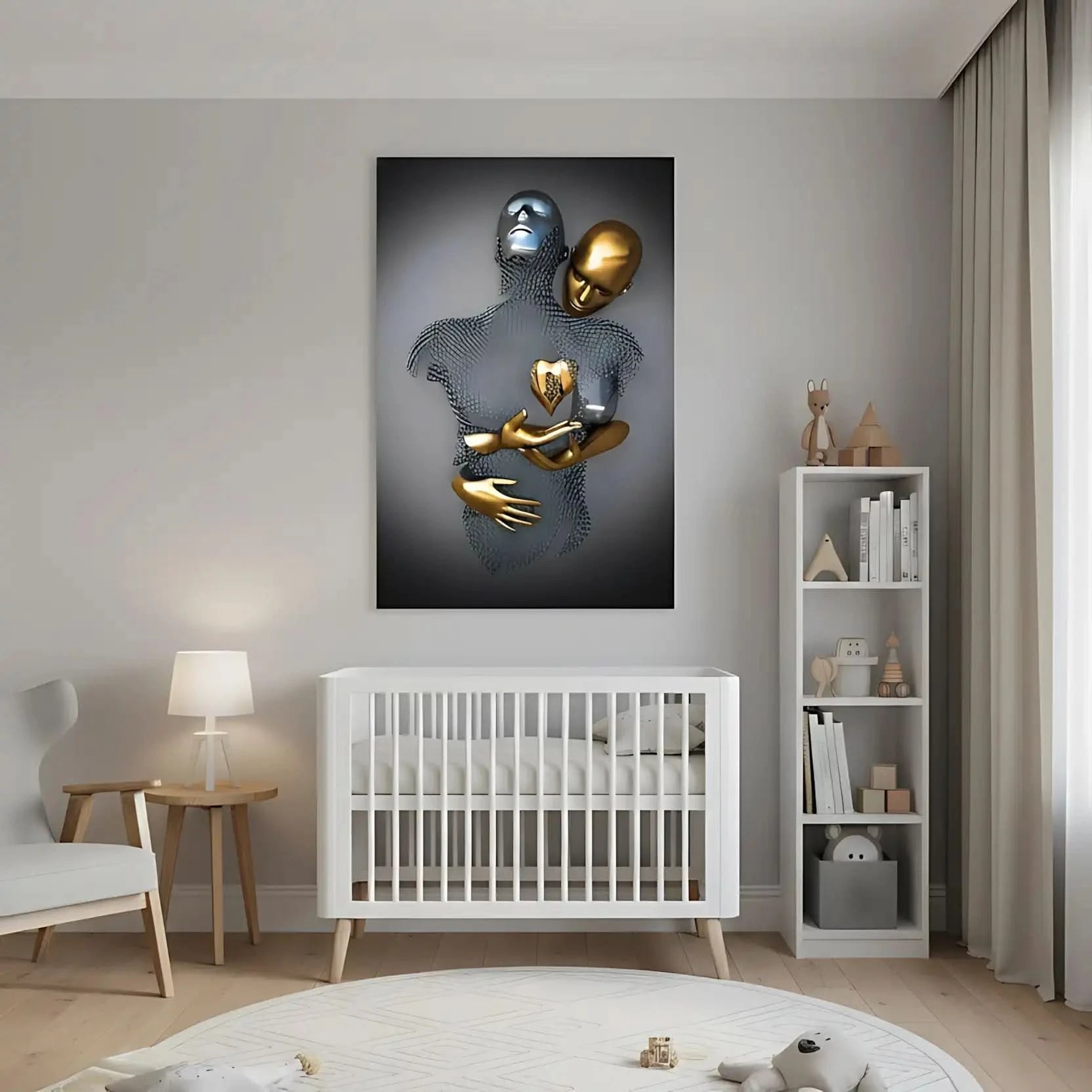 Silhouette maillée enlacée à un partenaire doré tenant un coeur; argent et or se mêlent dans une toile abstraite luxueuse.