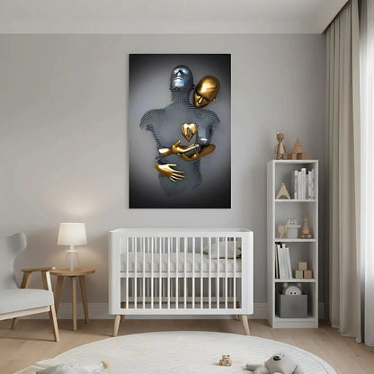 Silhouette maillée enlacée à un partenaire doré tenant un coeur; argent et or se mêlent dans une toile abstraite luxueuse.