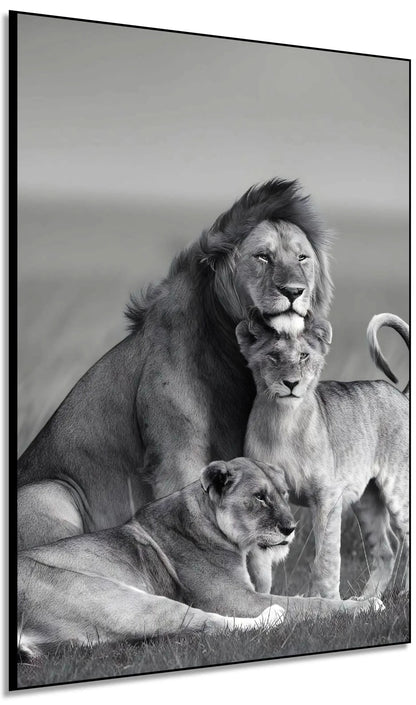 Famille de lions en noir et blanc, ambiance majestueuse et sereine, idéale pour salon ou bureau élégant.