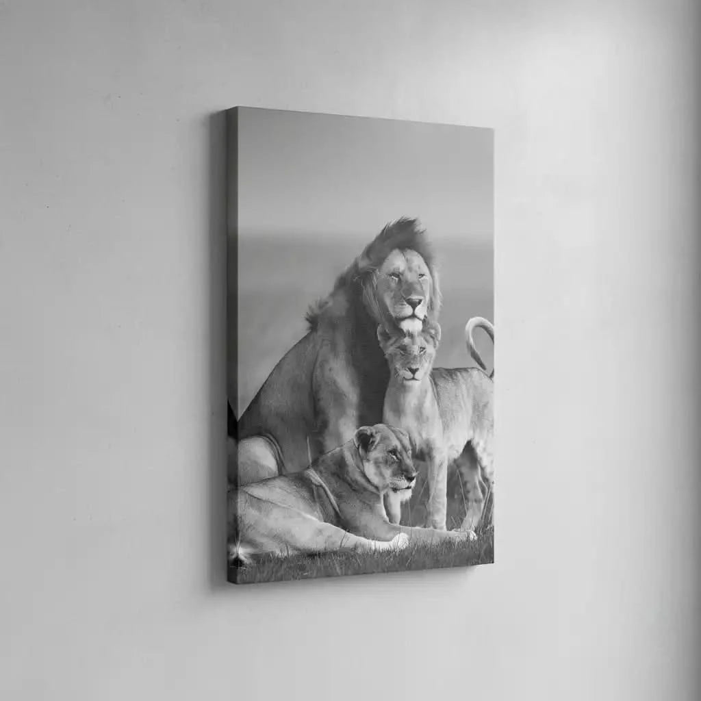 Famille de lions en noir et blanc, ambiance majestueuse et sereine, idéale pour salon ou bureau élégant.