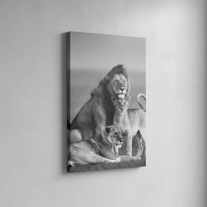 Famille de lions en noir et blanc, ambiance majestueuse et sereine, idéale pour salon ou bureau élégant.