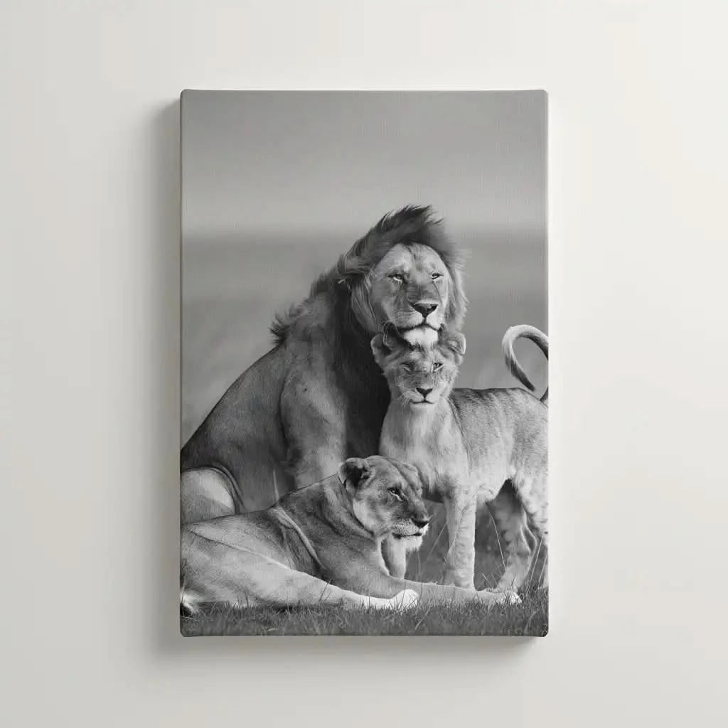 Famille de lions en noir et blanc, ambiance majestueuse et sereine, idéale pour salon ou bureau élégant.