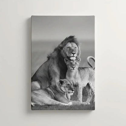 Famille de lions en noir et blanc, ambiance majestueuse et sereine, idéale pour salon ou bureau élégant.