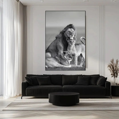 Famille de lions en noir et blanc, ambiance majestueuse et sereine, idéale pour salon ou bureau élégant.