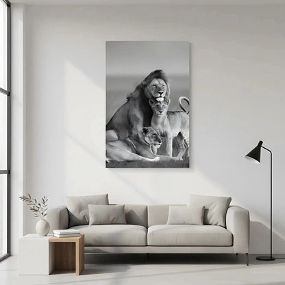Famille de lions en noir et blanc, ambiance majestueuse et sereine, idéale pour salon ou bureau élégant.