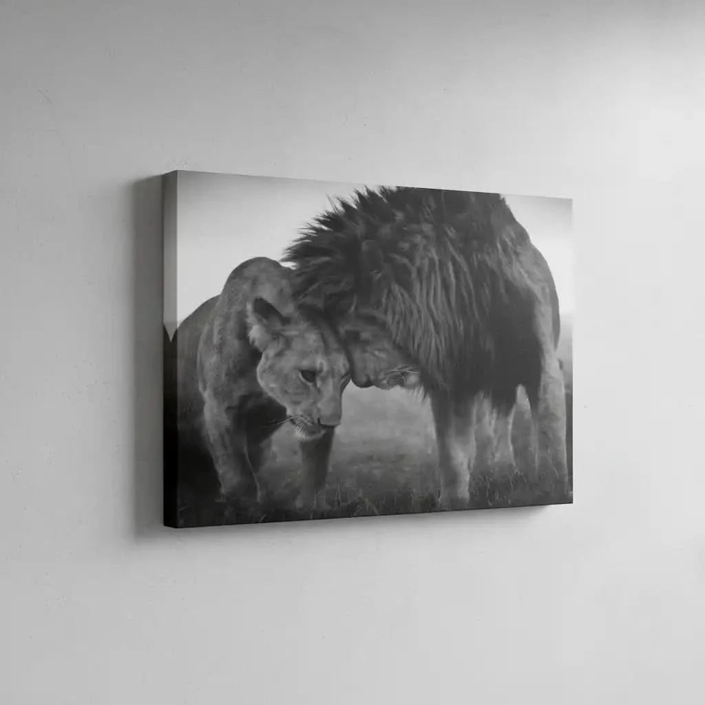 Lion et lionne en noir et blanc, moment de tendresse, ambiance sereine pour salon ou bureau.
