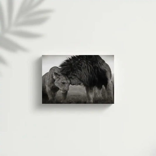 Lion et lionne en noir et blanc, moment de tendresse, ambiance sereine pour salon ou bureau.